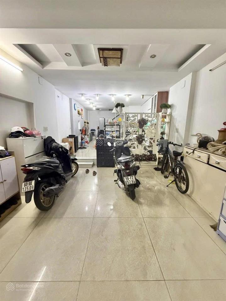 Bán gấp nhà đẹp quận 3 cách mặt tiền chỉ 3 căn  ngang lớn 4.2m rộng rãi  5 tầng kiên cố ở ngay.