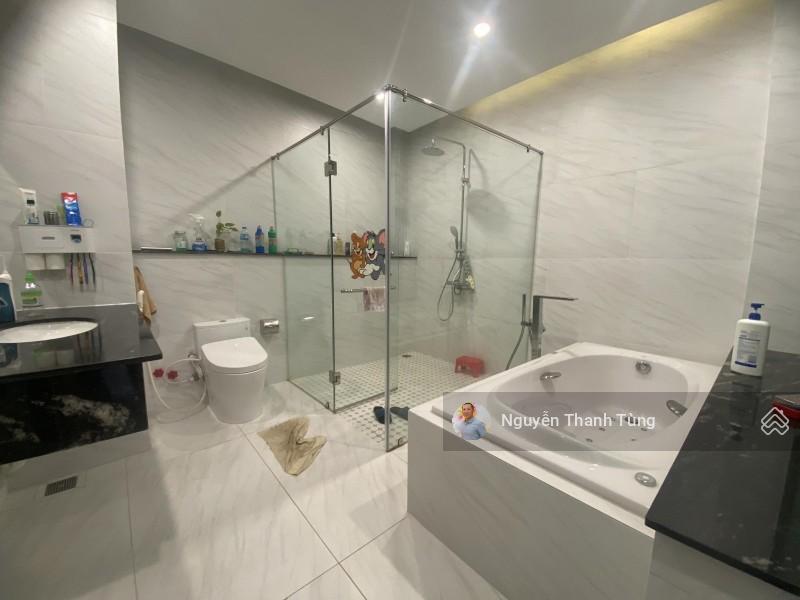 Bán gấp biệt thự mini quận phú nhuận  ngang lớn bề thế 7.5m  5 tầng có thang máy, hồ cá koi đẹp
