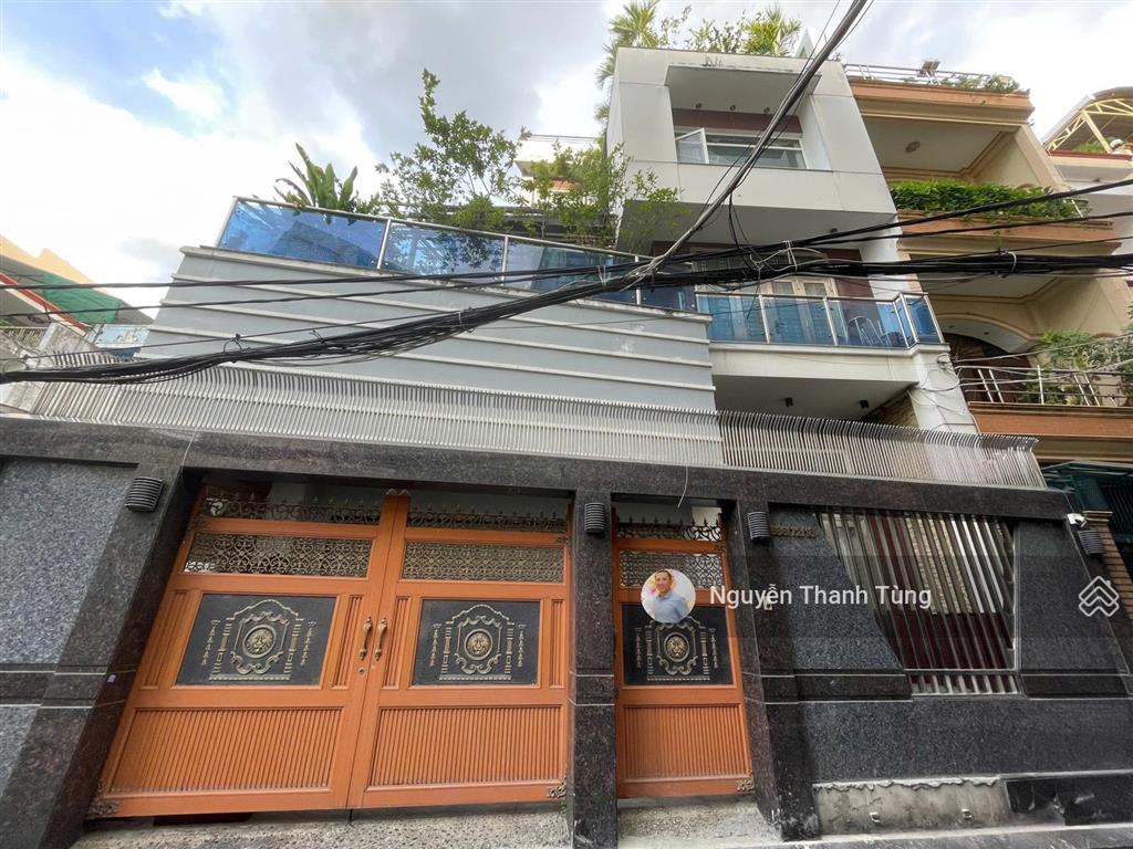 Bán gấp biệt thự có gara ô tô đường cách mạng tháng 8, quận 3  5 tầng có sân vườn  ngang lớn 10m