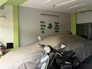 Bán gấp nhà quận 3 có gara ô tô  công nhận 90m2, xây dựng 5 tầng có sân vườn nhiều cây xanh.