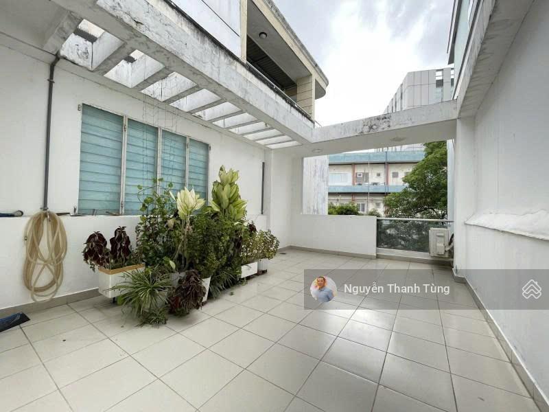 Bán gấp nhà mặt tiền có sân đỗ ô tô cư xá đô thành, quận 3  110m2 (4 x 27)  3 tầng kiên cố ở ngay