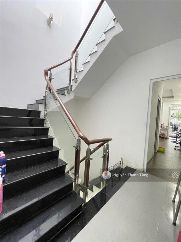 Bán gấp nhà mặt tiền có sân đỗ ô tô cư xá đô thành, quận 3  110m2 (4 x 27)  3 tầng kiên cố ở ngay