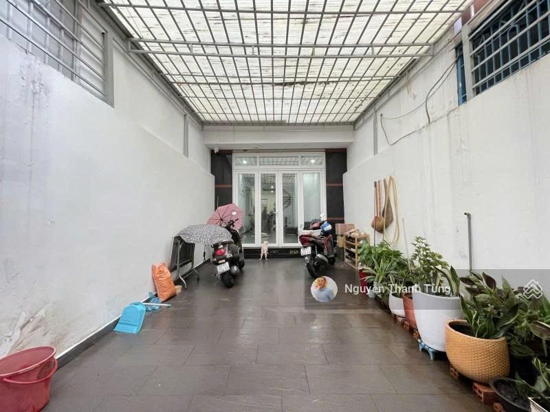 Bán gấp nhà mặt tiền có sân đỗ ô tô cư xá đô thành, quận 3  110m2 (4 x 27)  3 tầng kiên cố ở ngay
