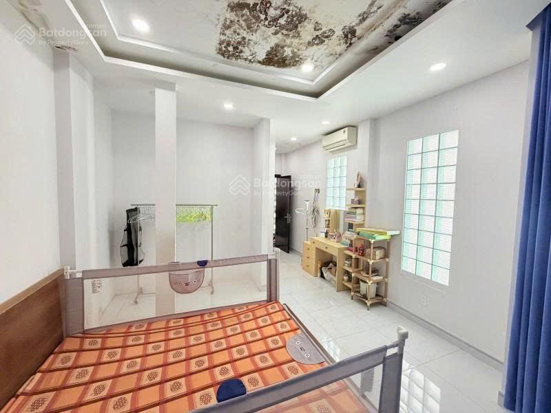 Bán gấp nhà mặt tiền phạm văn hai  cn 71m2 (4.3 x 16) sổ đẹp  4 tầng mặt bằng cho thuê 30 tr/th