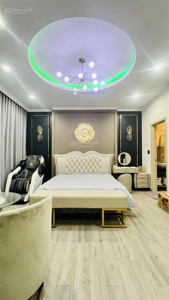 Bán gấp nhà hẻm xe hơi giáp quận 1  4 tầng 100m2 (5.8 x 15) có hồ bơi lớn và phòng karaoke xịn.
