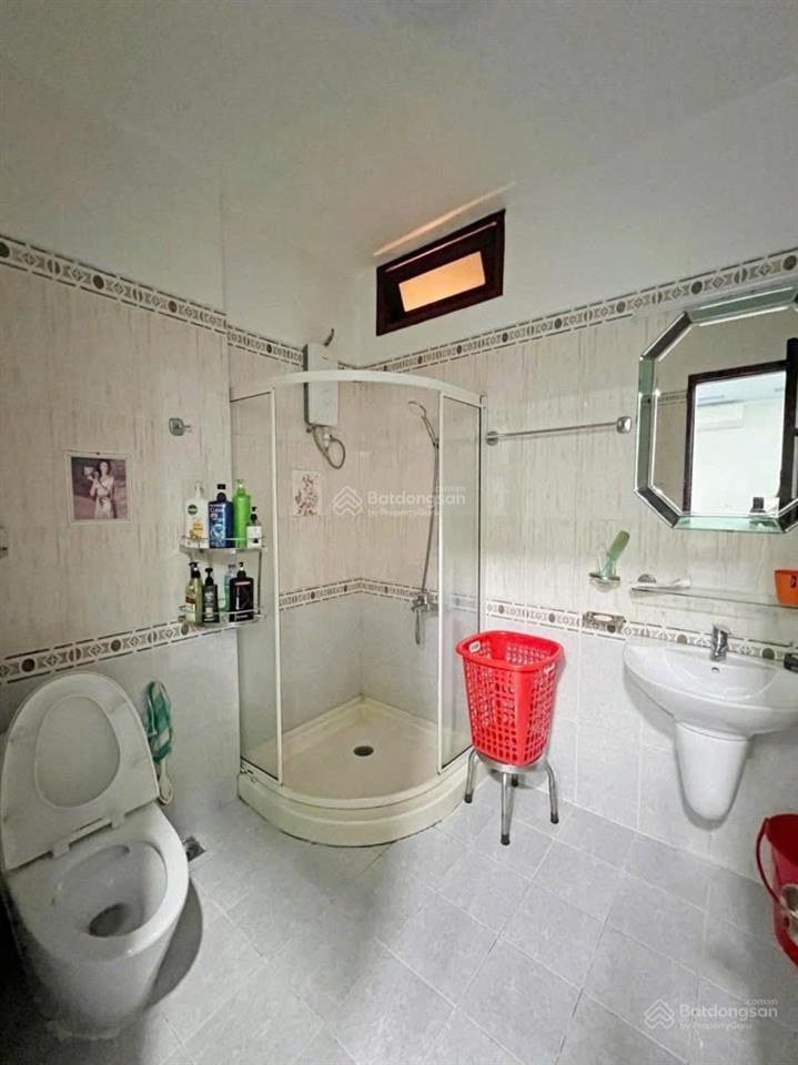 Bán gấp nhà đẹp huỳnh văn bánh, phú nhuận  4 tầng 84m2 (5 x 16.5) sổ vuông  chỉ 10m ra mặt tiền
