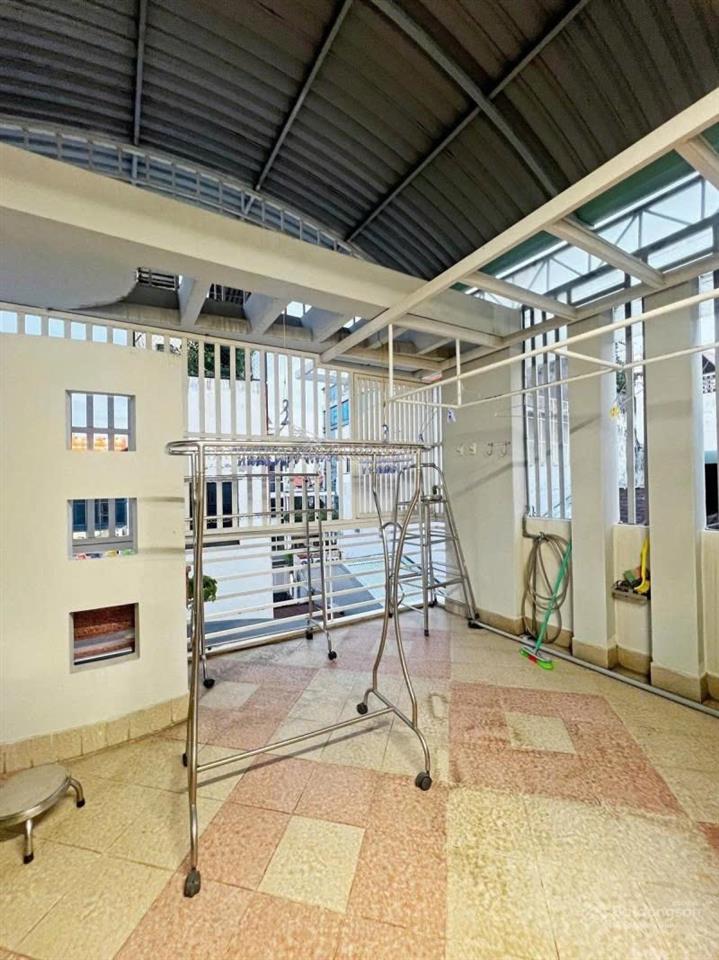 Bán gấp nhà đẹp huỳnh văn bánh, phú nhuận  4 tầng 84m2 (5 x 16.5) sổ vuông  chỉ 10m ra mặt tiền
