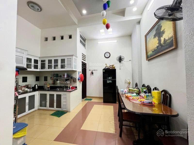 Bán gấp nhà đẹp huỳnh văn bánh, phú nhuận  4 tầng 84m2 (5 x 16.5) sổ vuông  chỉ 10m ra mặt tiền