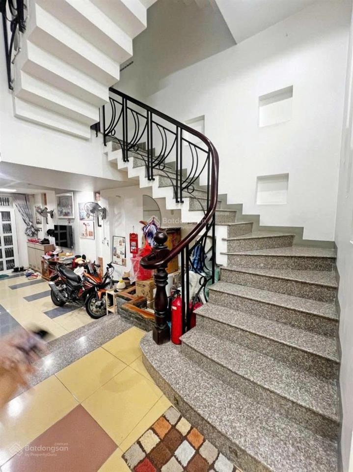Bán gấp nhà đẹp huỳnh văn bánh, phú nhuận  4 tầng 84m2 (5 x 16.5) sổ vuông  chỉ 10m ra mặt tiền