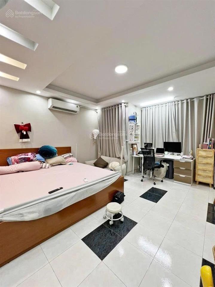 Bán gấp nhà đẹp huỳnh văn bánh, phú nhuận  4 tầng 84m2 (5 x 16.5) sổ vuông  chỉ 10m ra mặt tiền