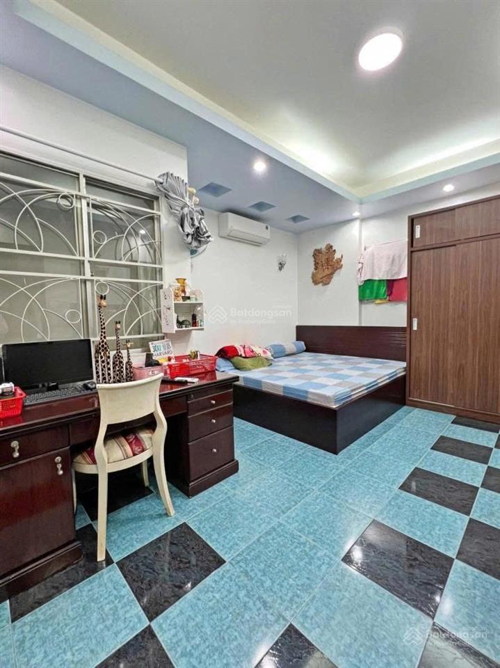 Bán gấp nhà đẹp huỳnh văn bánh, phú nhuận  4 tầng 84m2 (5 x 16.5) sổ vuông  chỉ 10m ra mặt tiền