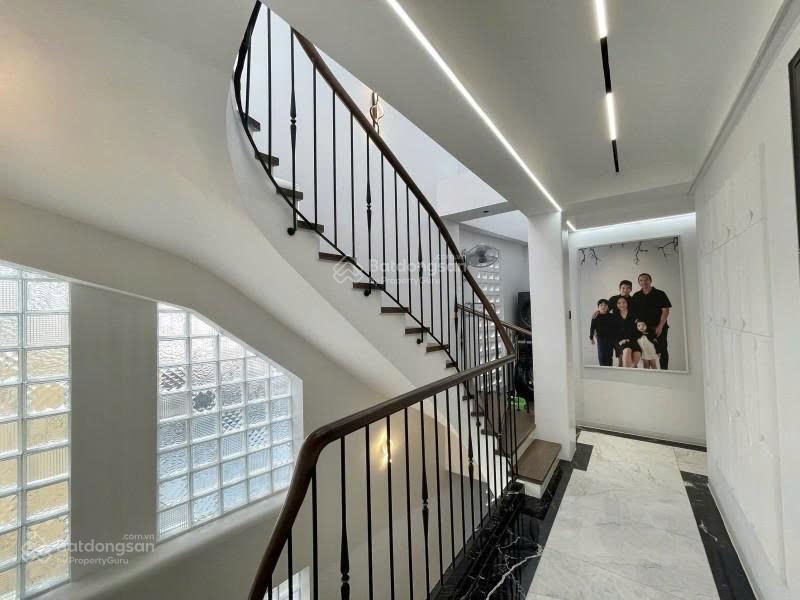 Bán gấp nhà mặt tiền quận phú nhuận  ngang lớn 6.2m, ô tô 7 chỗ để nhà  4 tầng 100m2 (6.2 x 17)