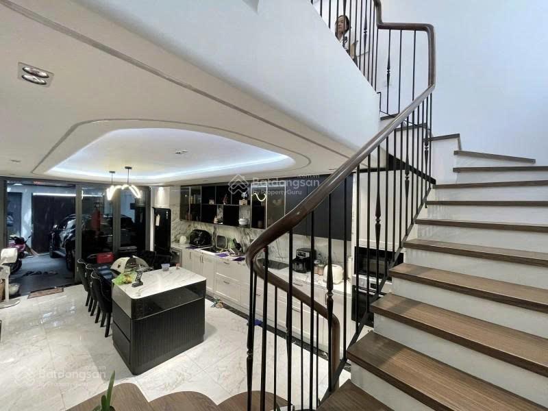 Bán gấp nhà mặt tiền quận phú nhuận  ngang lớn 6.2m, ô tô 7 chỗ để nhà  4 tầng 100m2 (6.2 x 17)