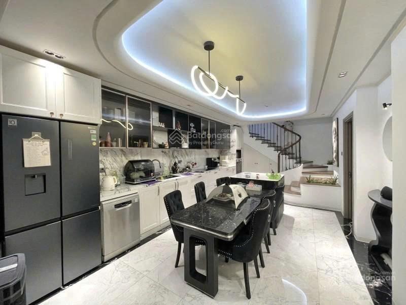 Bán gấp nhà mặt tiền quận phú nhuận  ngang lớn 6.2m, ô tô 7 chỗ để nhà  4 tầng 100m2 (6.2 x 17)