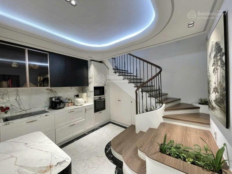 Bán gấp nhà mặt tiền quận phú nhuận  ngang lớn 6.2m, ô tô 7 chỗ để nhà  4 tầng 100m2 (6.2 x 17)