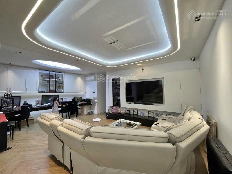 Bán gấp nhà mặt tiền quận phú nhuận  ngang lớn 6.2m, ô tô 7 chỗ để nhà  4 tầng 100m2 (6.2 x 17)