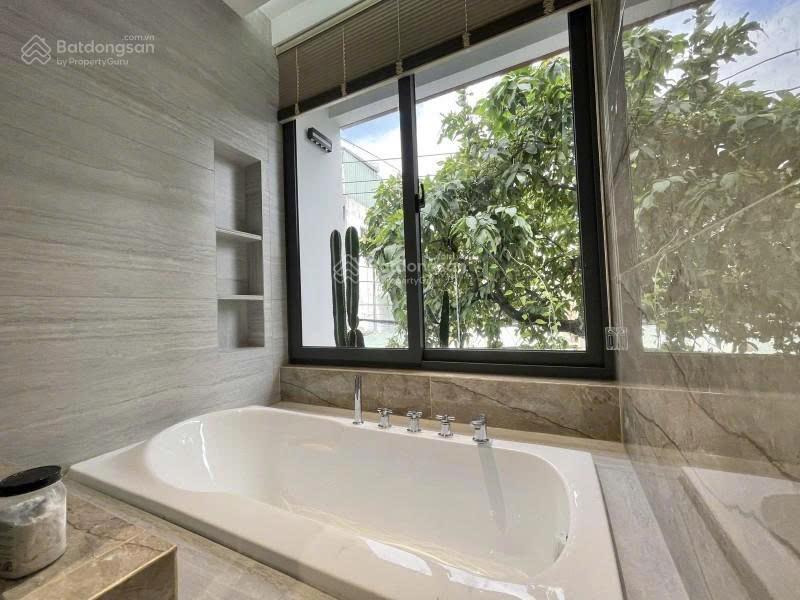 Bán gấp nhà mặt tiền quận phú nhuận  ngang lớn 6.2m, ô tô 7 chỗ để nhà  4 tầng 100m2 (6.2 x 17)