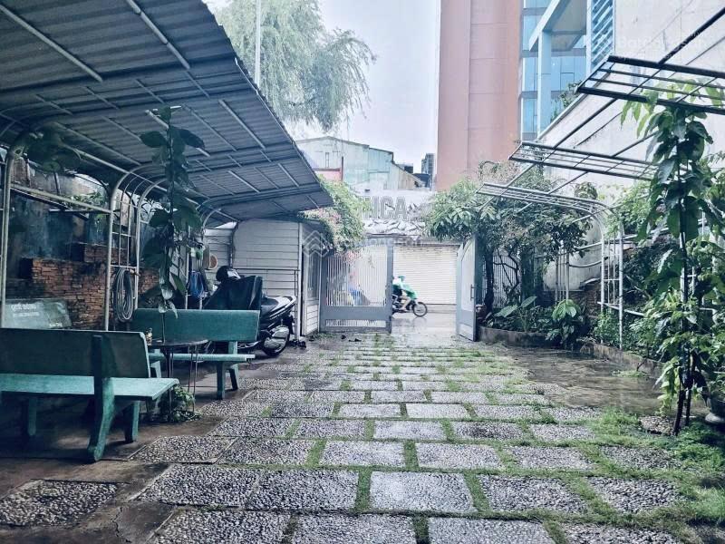 Bán gấp nhà mặt tiền ngang lớn 6.9m quận phú nhuận  4 tầng sân rộng để 4 ô tô  183m2 (6.9 x 23m)