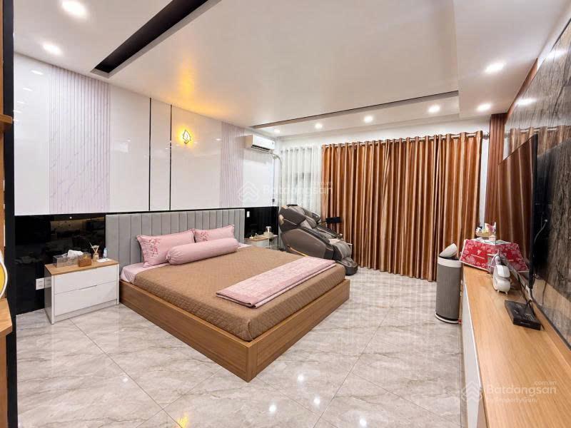 Bán gấp nhà mặt tiền đường đồng đen, tân bình  4 tầng 84m2 (4.5 x 19) sổ đẹp  đường trước nhà 20m