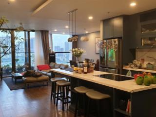 Cho thuê căn hộ 3 phòng ngủ 160m2 vào luôn