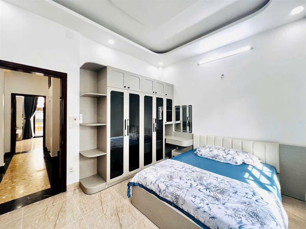 Nhà hẻm xe hơi Hoàng Quốc Việt, 4 tầng, nơi cán bộ ở, giá 10.5 tỷ