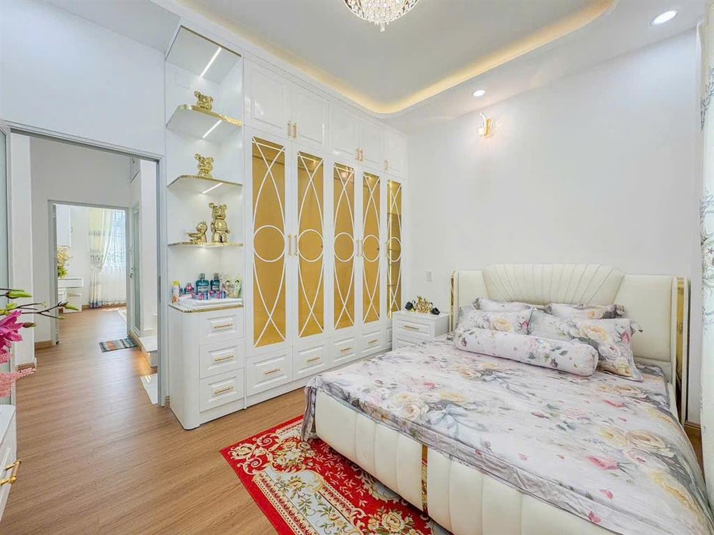 Nhà hẻm xe hơi cạnh vincom Quận 7, 3 tầng, chỉ hơn 8 tỷ, tặng toán bộ nội thất