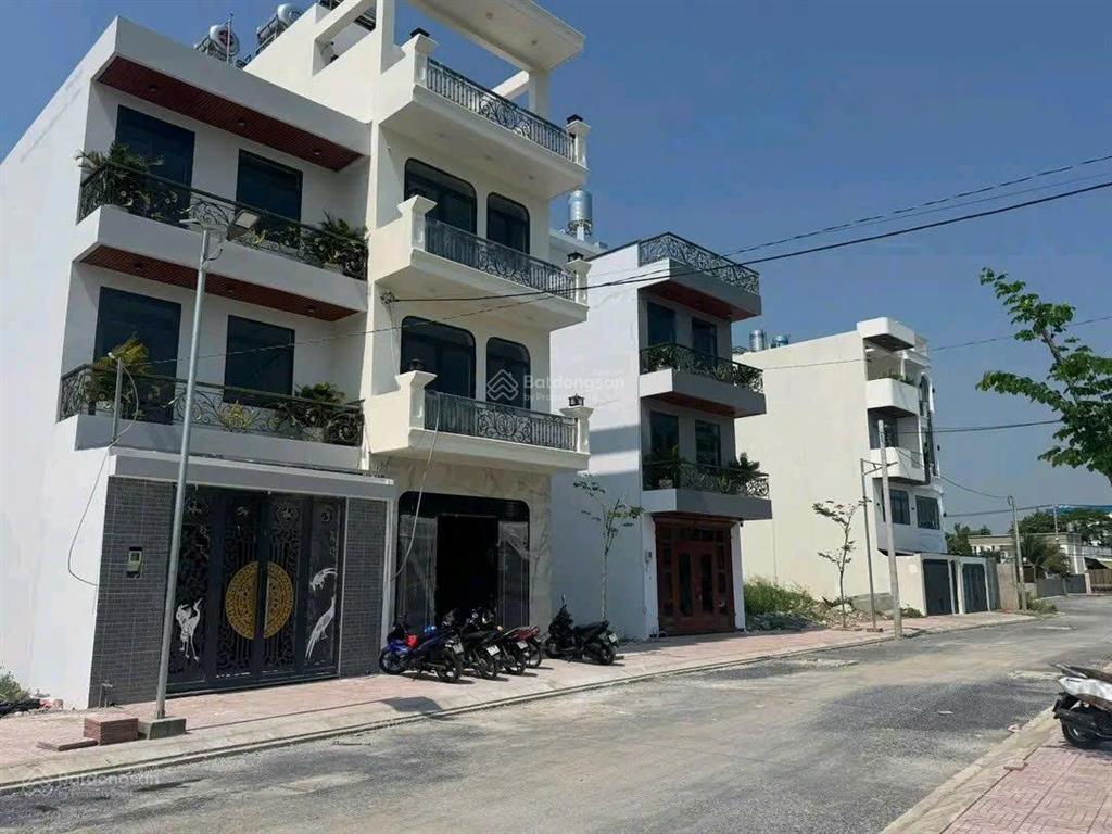 Đất bán thuộc thị trấn hóc môn cũ cách chợ hóc môn 500m, dt 5 .5 x 16m sổ hồng riêng. giá 3ty5