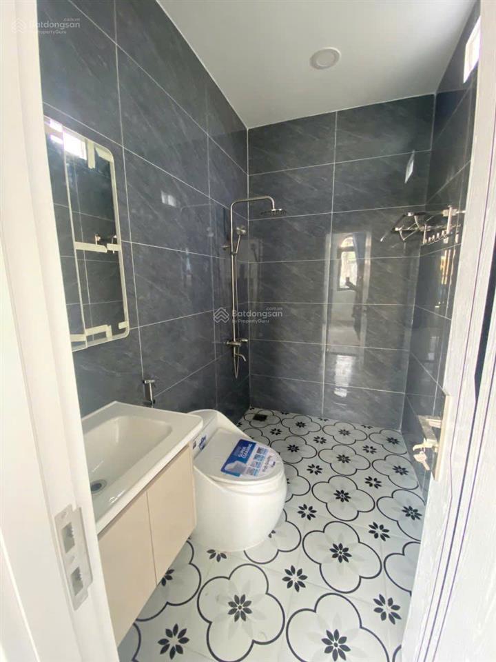 Nhà mới mặt tiền tân xuân 5  hóc môn, dt 5 x 24m, 1 trệt 3 lầu. giá 7ty450