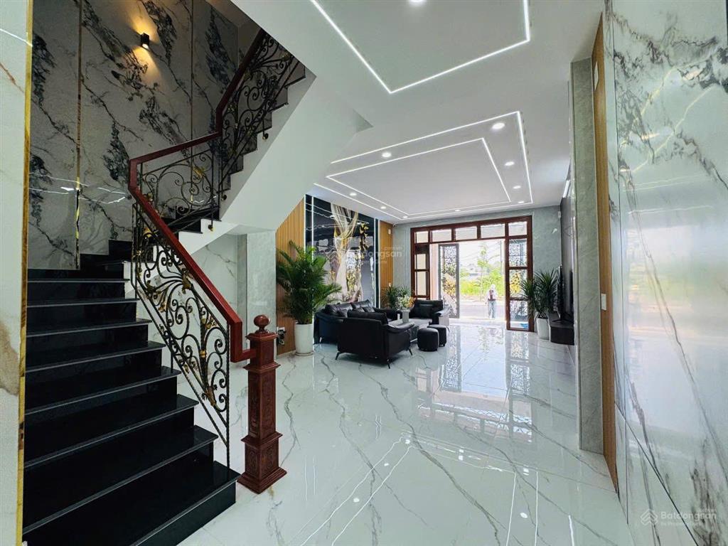 Bán nhà đẹp ngay chợ hóc môn, dt 5 x 17m, 1 trệt 2 lầu. giá 5,6 tỷ