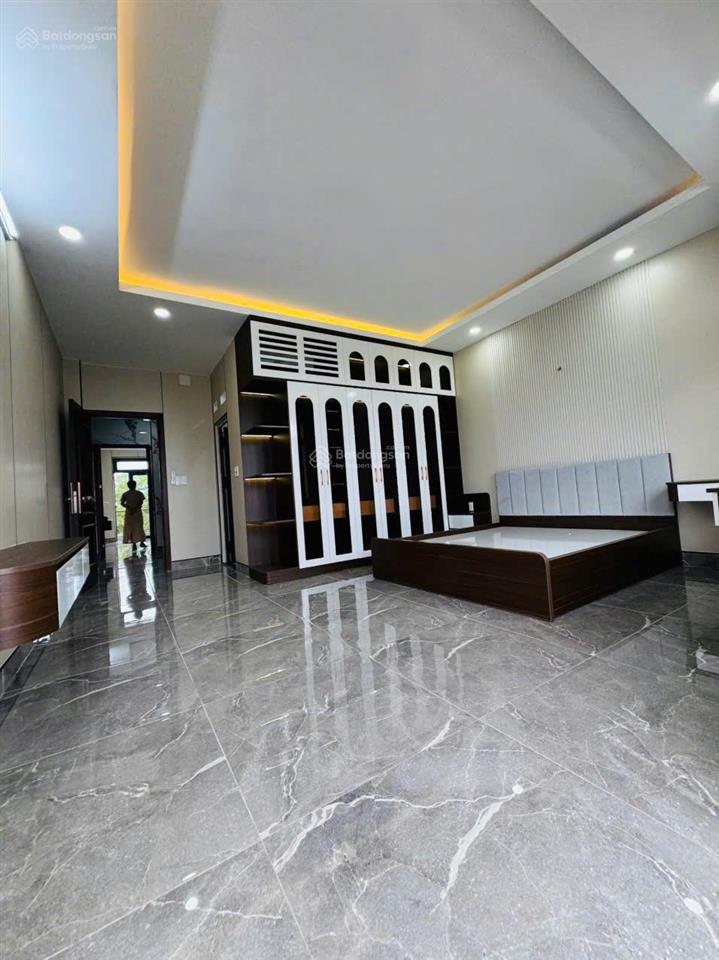 Bán nhà đẹp ngay chợ hóc môn, dt 5 x 17m, 1 trệt 2 lầu. giá 5,6 tỷ