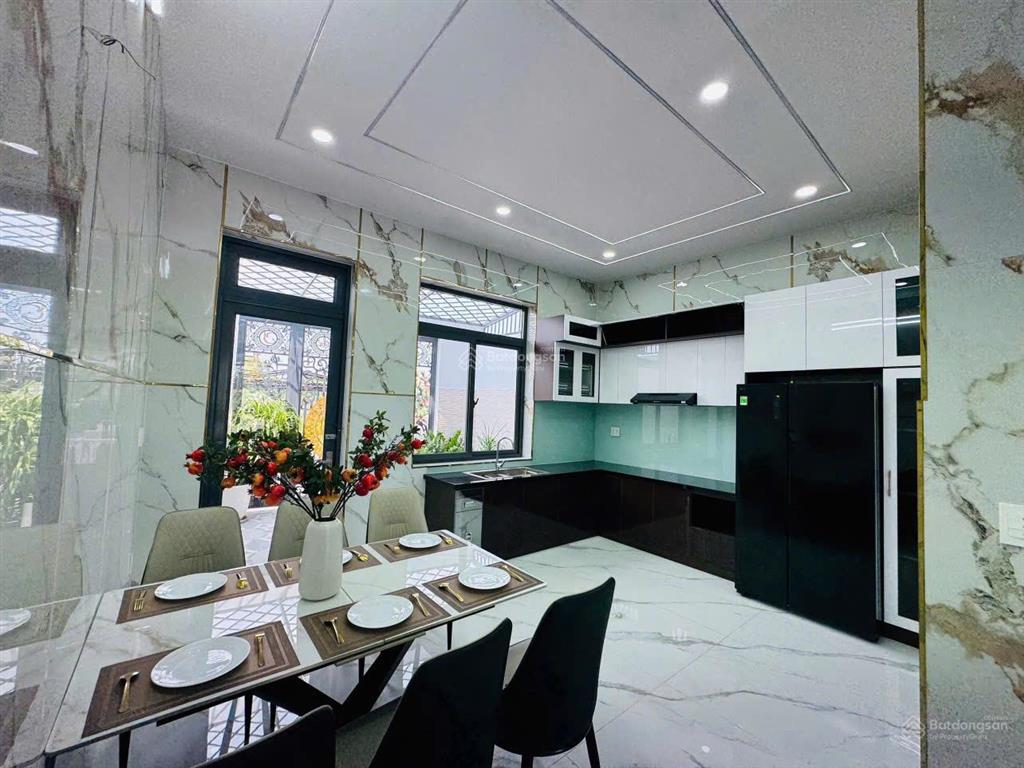 Bán nhà đẹp ngay chợ hóc môn, dt 5 x 17m, 1 trệt 2 lầu. giá 5,6 tỷ