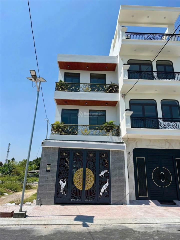 Bán nhà đẹp ngay chợ hóc môn, dt 5 x 17m, 1 trệt 2 lầu. giá 5,6 tỷ