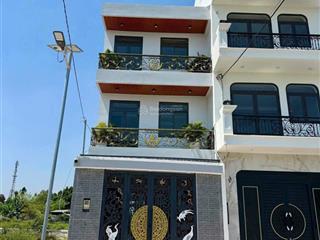Bán nhà đẹp ngay chợ hóc môn, dt 5 x 17m, 1 trệt 2 lầu. giá 5,6 tỷ