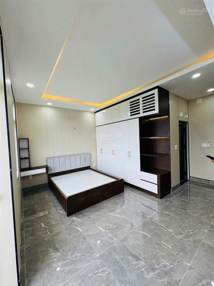 Bán nhà đẹp ngay chợ hóc môn, dt 5 x 17m, 1 trệt 2 lầu. giá 5,6 tỷ