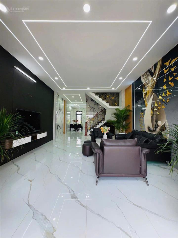 Bán nhà đẹp ngay chợ hóc môn, dt 5 x 17m, 1 trệt 2 lầu. giá 5,6 tỷ