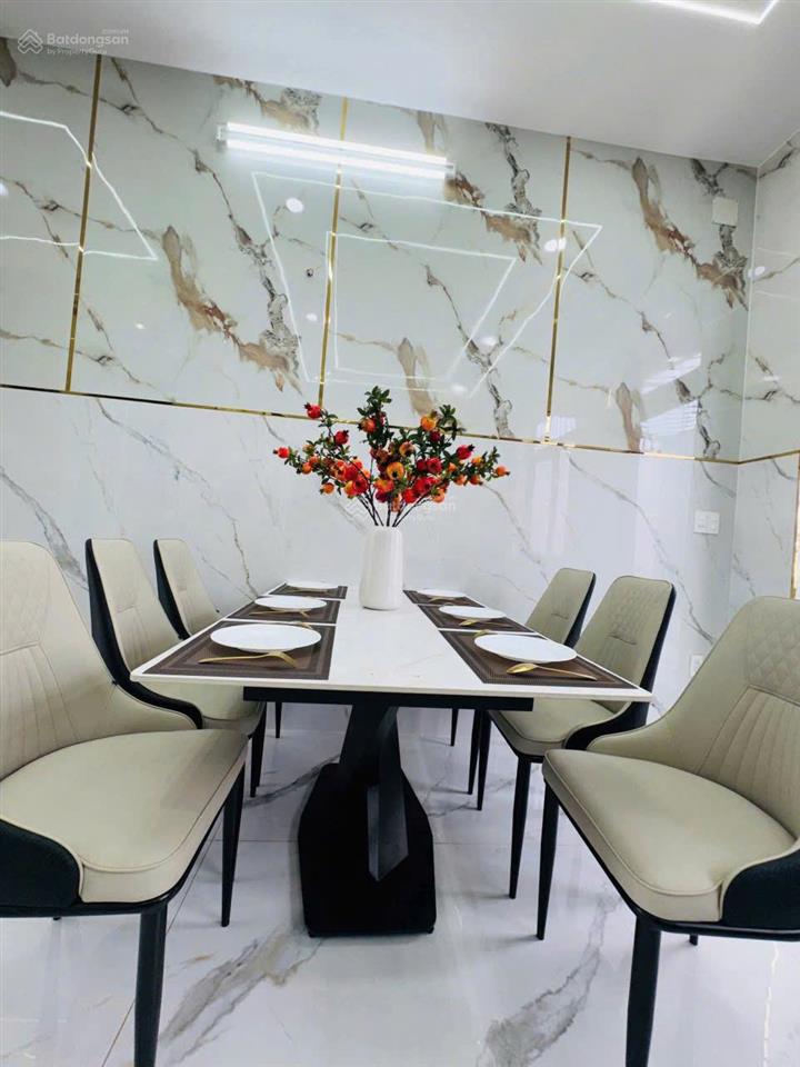 Bán nhà đẹp ngay chợ hóc môn, dt 5 x 17m, 1 trệt 2 lầu. giá 5,6 tỷ