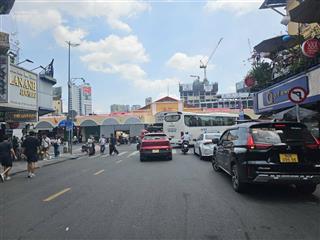 Trung tâm quận 1  đường thủ khoa huân, ngay cửa bắc chợ bến thành.