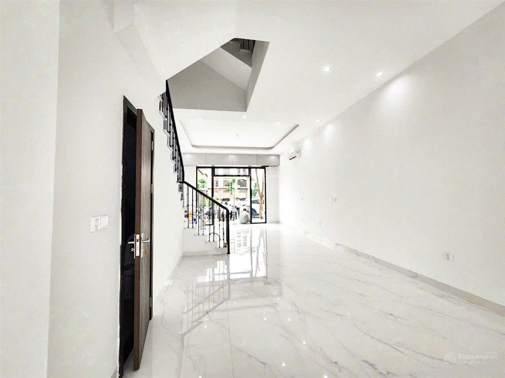 Hơn 9 tỷ  shophouse vị trí đẹp mặt đường hạnh phúc view quảng trường châu âu