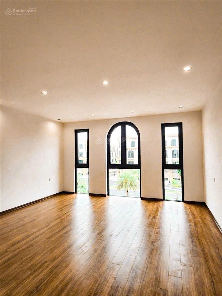 Hơn 9 tỷ  shophouse vị trí đẹp mặt đường hạnh phúc view quảng trường châu âu