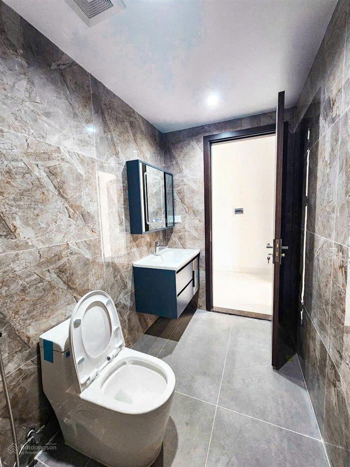 Hơn 9 tỷ  shophouse vị trí đẹp mặt đường hạnh phúc view quảng trường châu âu