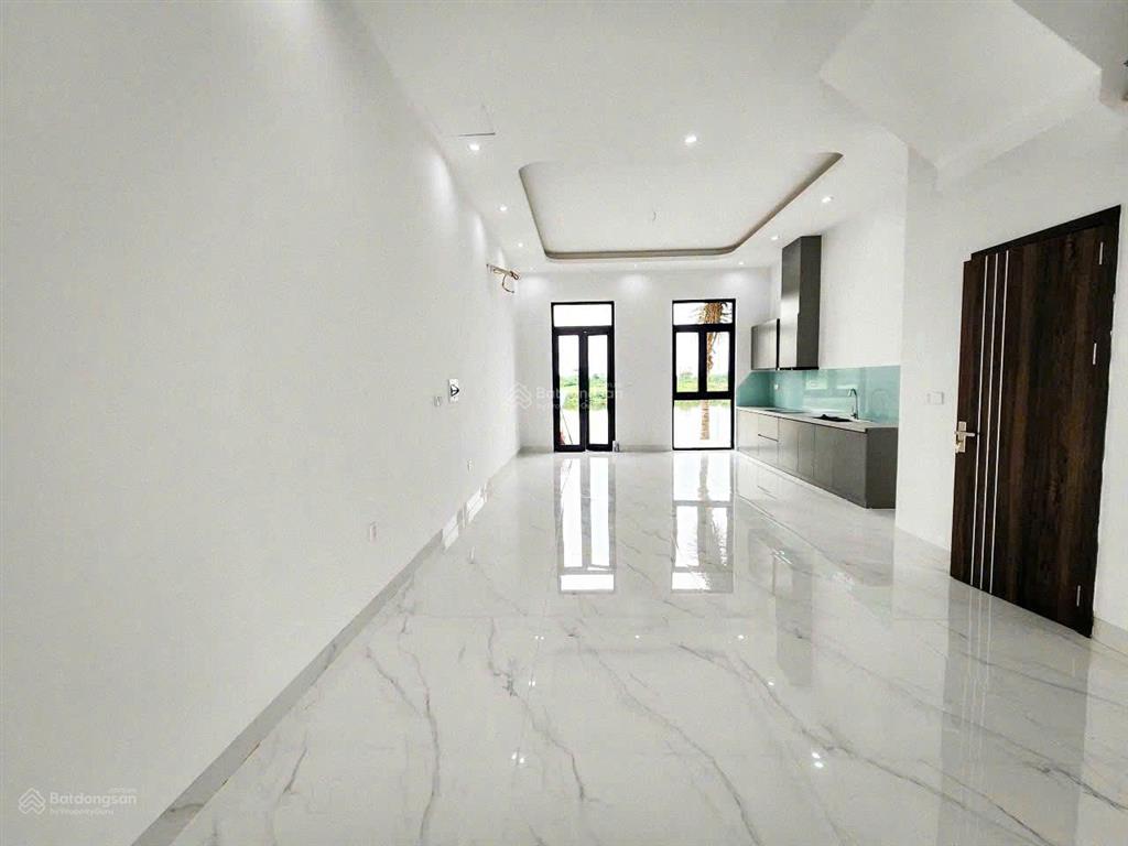 Hơn 9 tỷ  shophouse vị trí đẹp mặt đường hạnh phúc view quảng trường châu âu