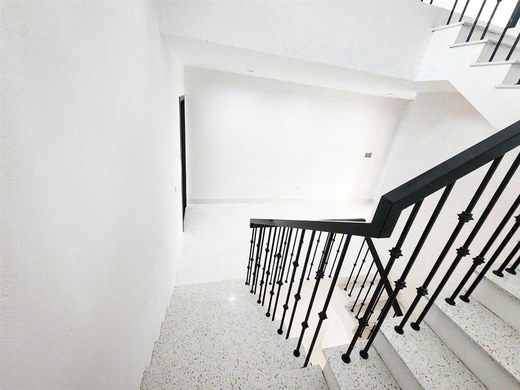 Hơn 9 tỷ  shophouse vị trí đẹp mặt đường hạnh phúc view quảng trường châu âu