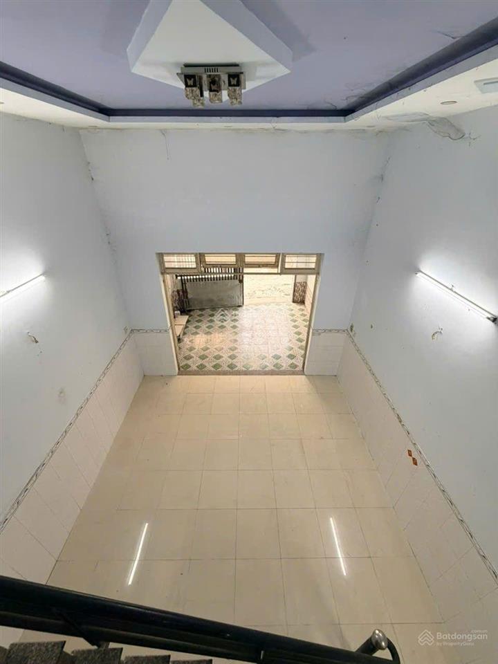 Bán gấp nhà sổ hồng riêng 1/ đt3  3 đường trước nhà 5m thông ôtô ngủ trong nhà, 5mx17m 3tỷ980tr