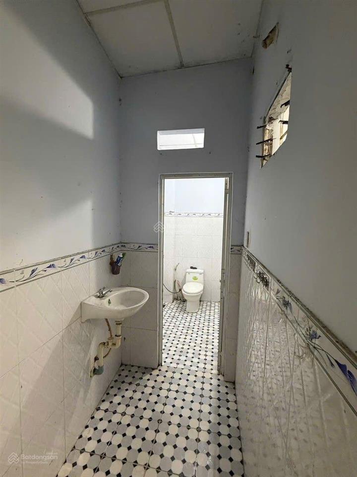 Bán gấp nhà sổ hồng riêng 1/ đt3  3 đường trước nhà 5m thông ôtô ngủ trong nhà, 5mx17m 3tỷ980tr