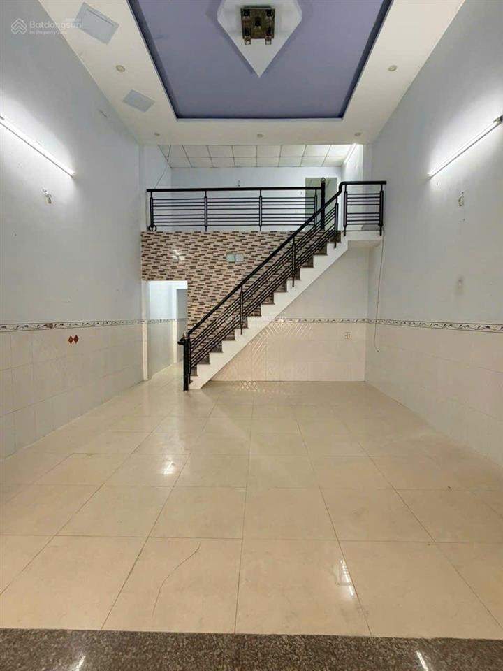 Bán gấp nhà sổ hồng riêng 1/ đt3  3 đường trước nhà 5m thông ôtô ngủ trong nhà, 5mx17m 3tỷ980tr