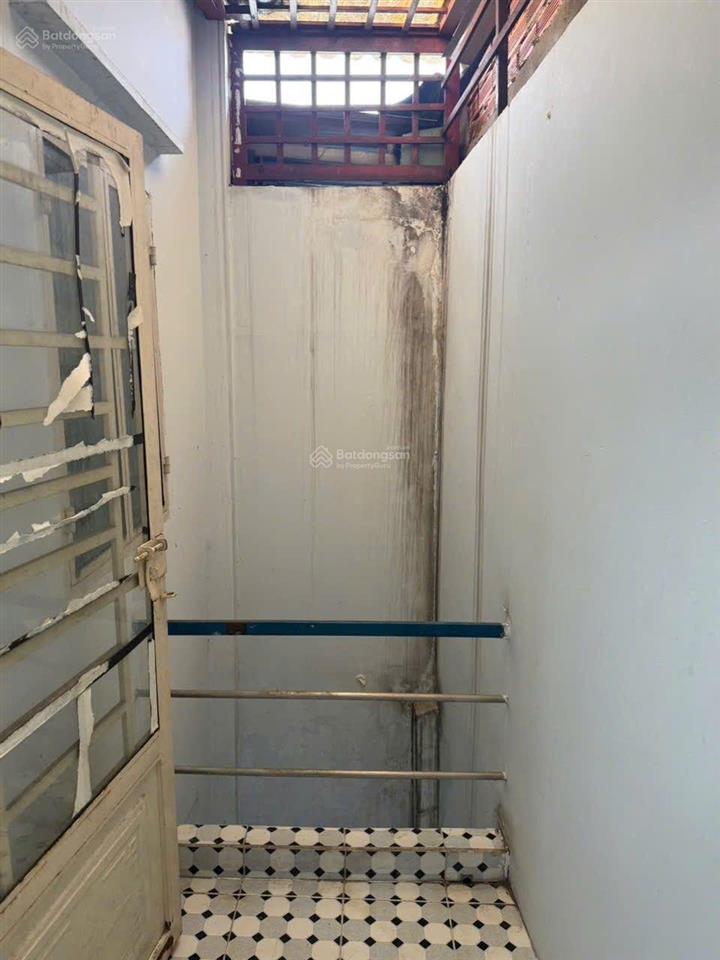 Bán gấp nhà sổ hồng riêng 1/ đt3  3 đường trước nhà 5m thông ôtô ngủ trong nhà, 5mx17m 3tỷ980tr