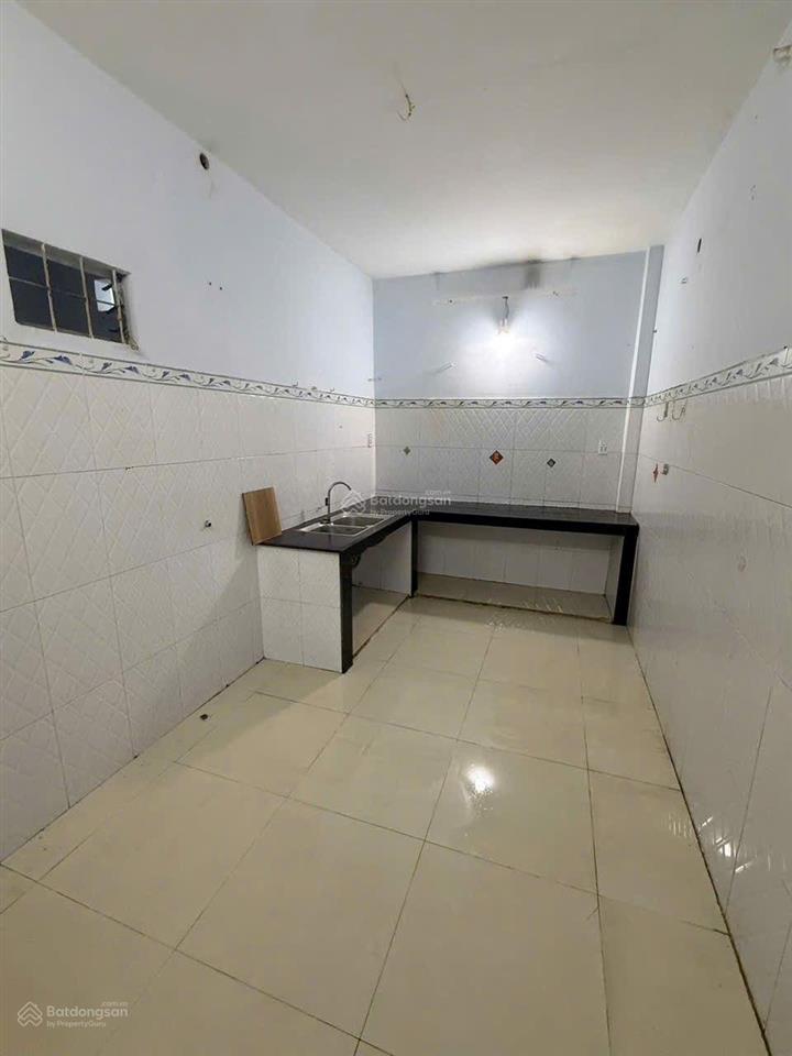 Bán gấp nhà sổ hồng riêng 1/ đt3  3 đường trước nhà 5m thông ôtô ngủ trong nhà, 5mx17m 3tỷ980tr