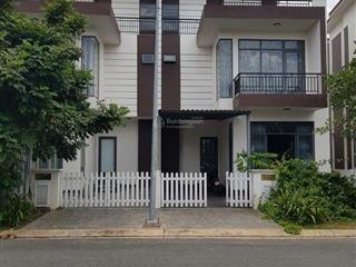 Bán biệt thự mini ở trung tâm thị trấn bến lức  long an củ . mặt tiền đường 12m 8mx18m 4.3ty