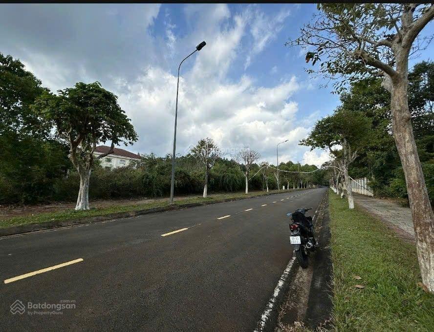 Bán gấp lô đất mặt tiền đường n6 nhựa thông 12m khu dịch vụ thương mại dầu giây.0909 450 ***