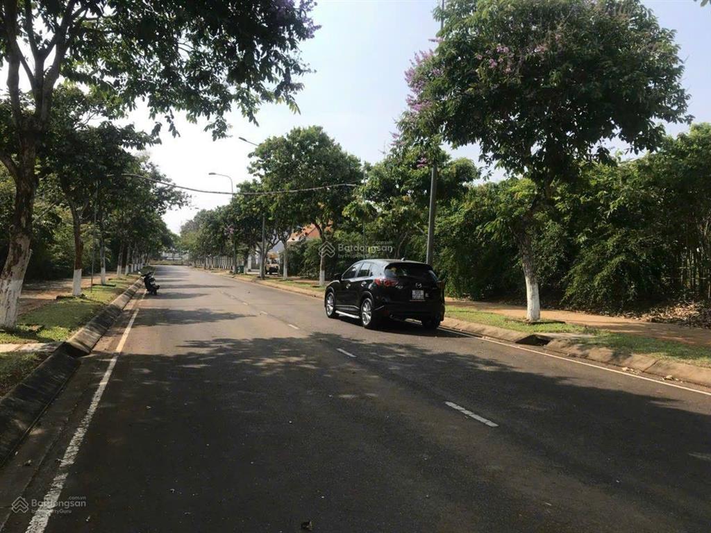 Bán gấp lô đất mặt tiền đường n6 nhựa thông 12m khu dịch vụ thương mại dầu giây.0909 450 ***